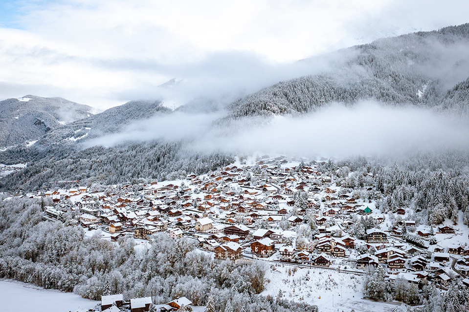 La station accueille 26 remontées mécaniques (4 télécabines, 1 télécorde, 8 télésièges dont 6 débrayables et 13 téléskis) ©  Contamines Tourisme.