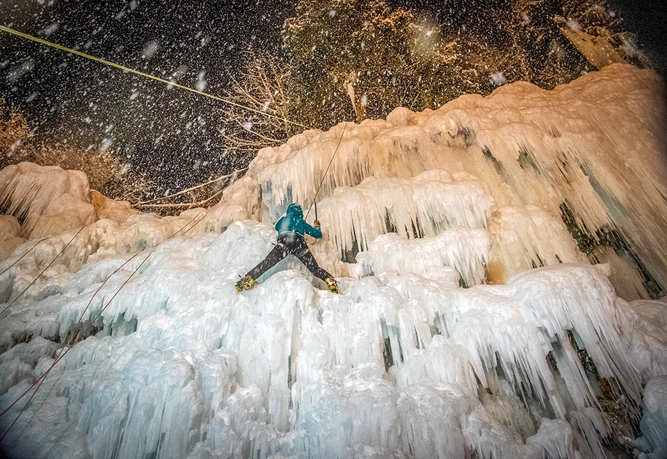 Le site unique, préservé et protégé de Notre-Dame de la Gorge est le lieu idéal pour s’initier en journée ou à la nuit tombée à l'escalade sur glace © Les Contamines Tourisme.