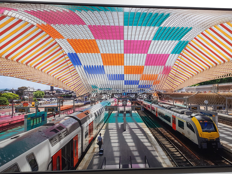 Expo sur l’architecture aérienne de la gare des Guillemins conçue par Santiago Calatrava et colorée par Buren © Catherine gary
