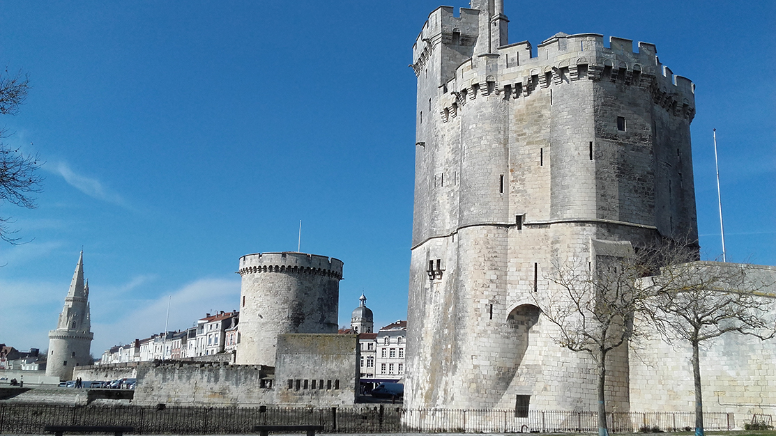 Vue en perspective des trois tours de la Rochelle © Charentes Tourisme