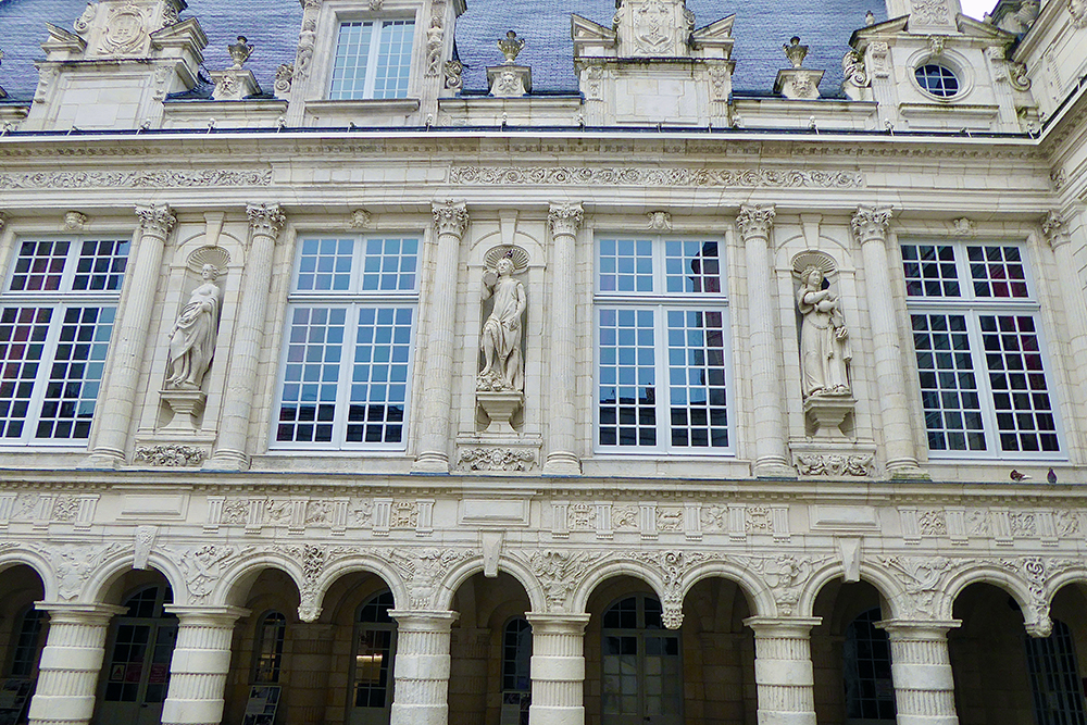 Façade restaurée de l'Hôtel de ville Renaissance © Catherine Gary