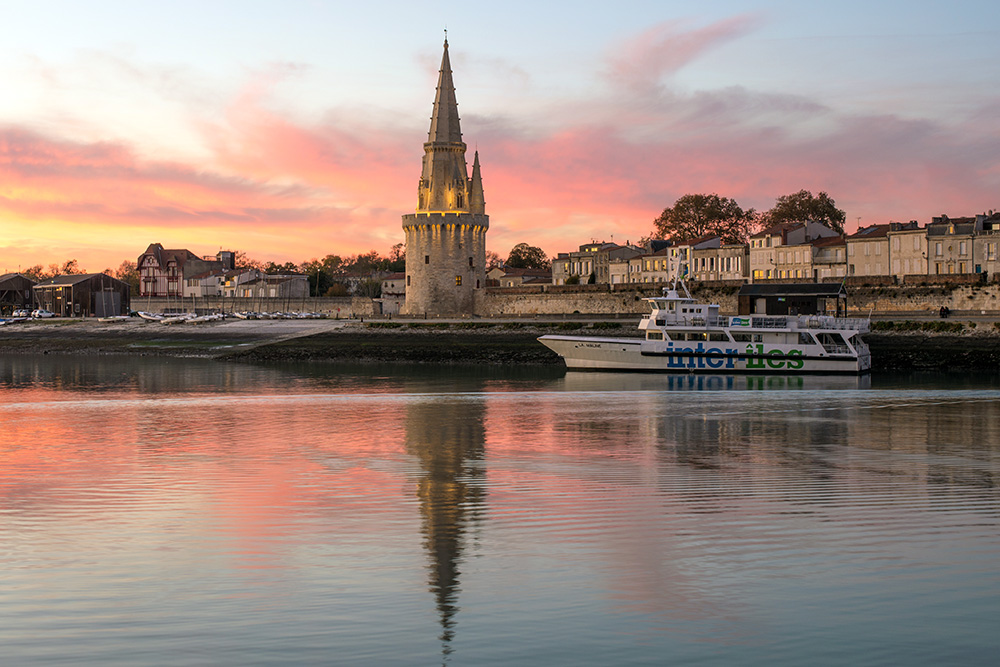 La Compagnie Interîles devant la Tour de la Lanterne ©Denis Serin/Charentes Tourisme