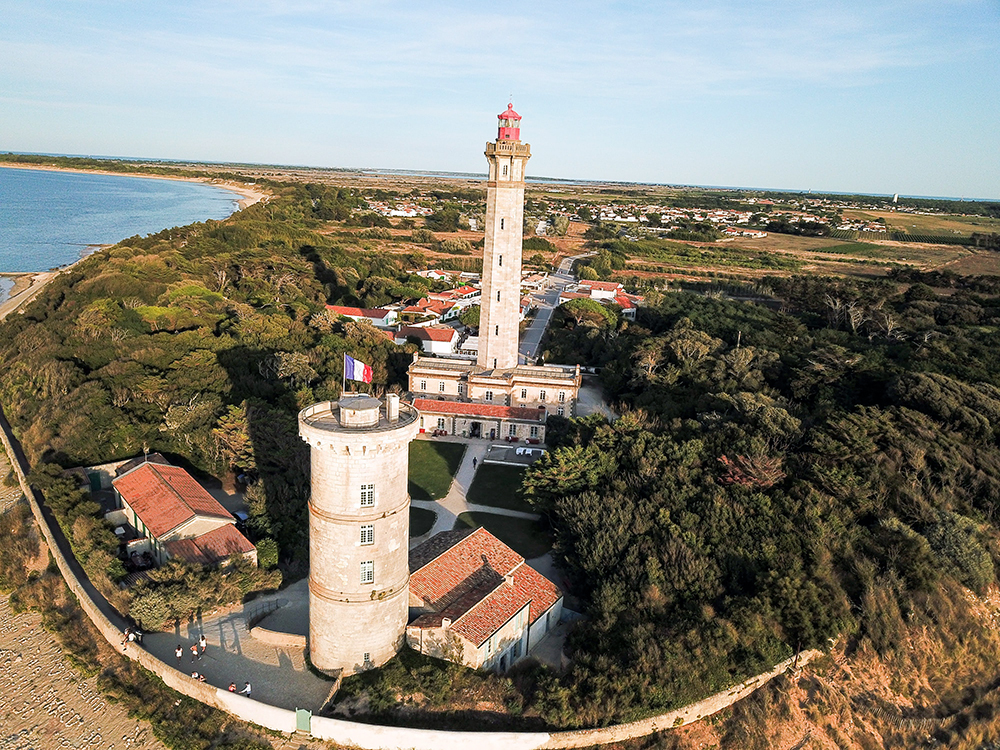 La vieille Tour et le phare des Baleines © Charentes Tourisme