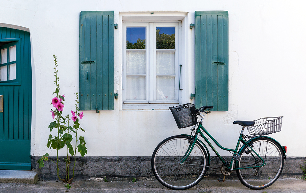 Maison rétaise aux roses trémières ©Fotolia/Charentes Tourisme