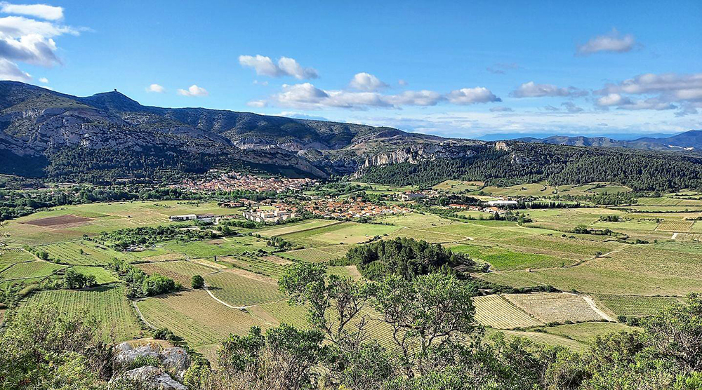 Vue d'ensemble sur la commune de Tautavel dans les Pyrénées -Orientales, berceau de l'hominidé éponyme @ Office de tourisme de Tautavel