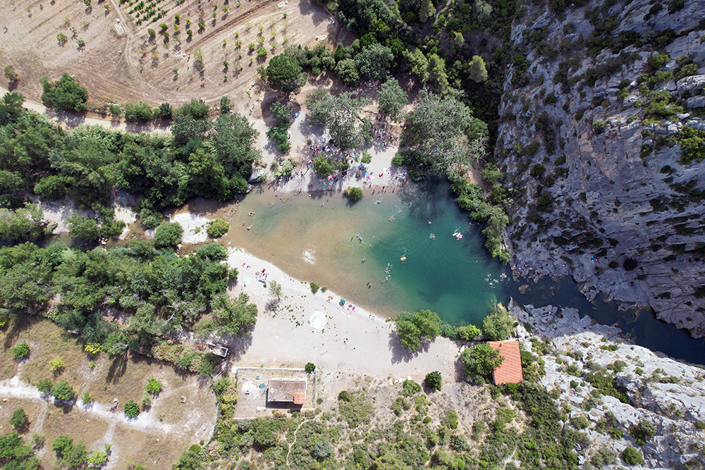 Aux pieds de la « Caune de l’Arago », la grotte où vivaient les hommes préhistoriques, les gorges du Gouleyrous offre aux grimpeurs des dizaines de voies d’escalade sportive @ Cap Sud 66