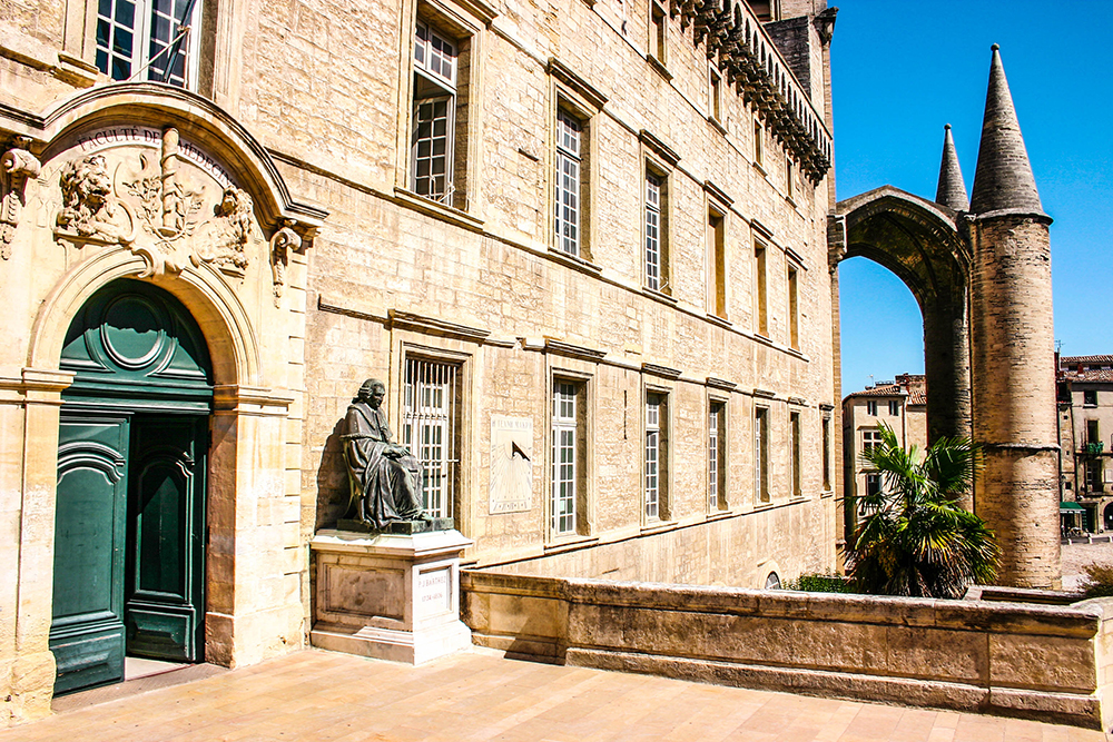 La faculté́ de médecine et le porche de la cathédrale © OT Montpellier