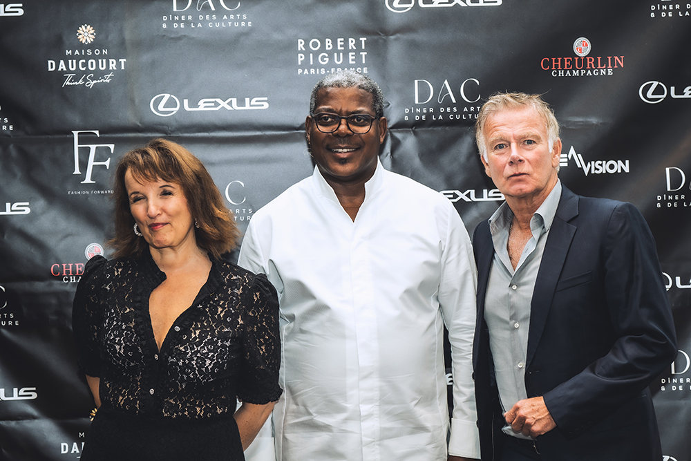 Le chef traiteur Landry Kouloufoua entre Anne Roumanoff et Franck Dubosc © Erwan Desmazon