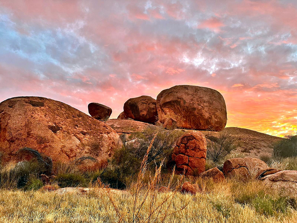 On estime qu'il y a environ 500 à 600 boules de granite dans les Devils Marbles, certaines atteignant plusieurs mètres de diamètre @ Patrick Cros