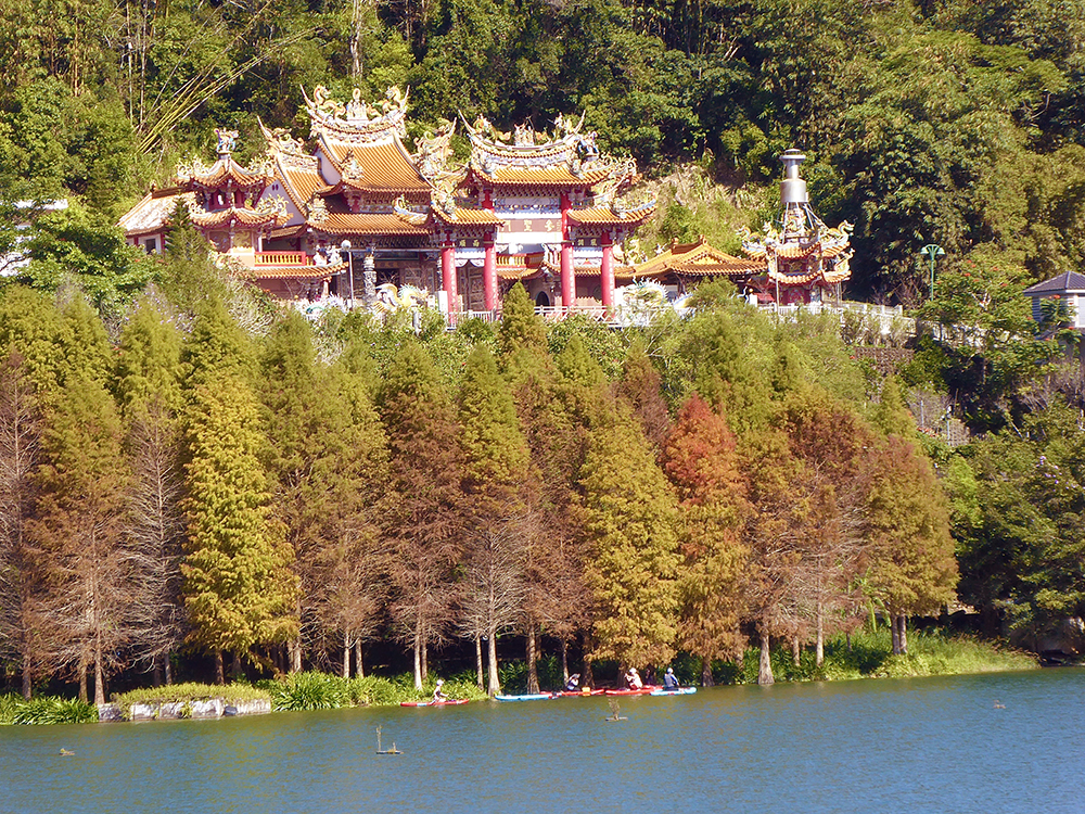 Le Sun Moon lajke avec au sommet de la colline le temple Wenwu © Catherine Gary