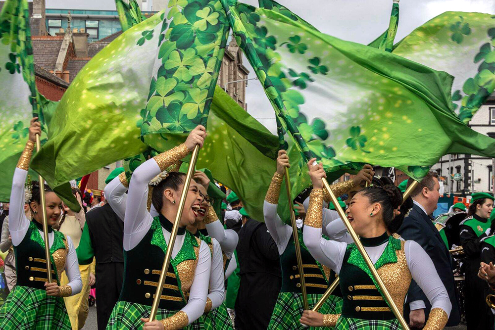 Le premier défilé de la Saint-Patrick n’était pas en Irlande, comme ici à Dublin. Ce sont en fait les grands centres d'immigration irlandaise de Boston (1737) et de New York (1762) qui revendiquent depuis le plus longtemps la tenue du premier défilé de la Saint Patrick © Visitez irlande-tourisme.fr - Découvrez l'Irlande