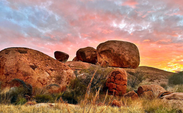 Road trip en Australie : le long des routes de l’Outback, épisode 3, Devils Marbles, partie de billes géantes dans le bush